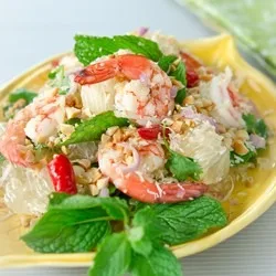 Ensalada tailandesa auténtica de pomelo y langostinos