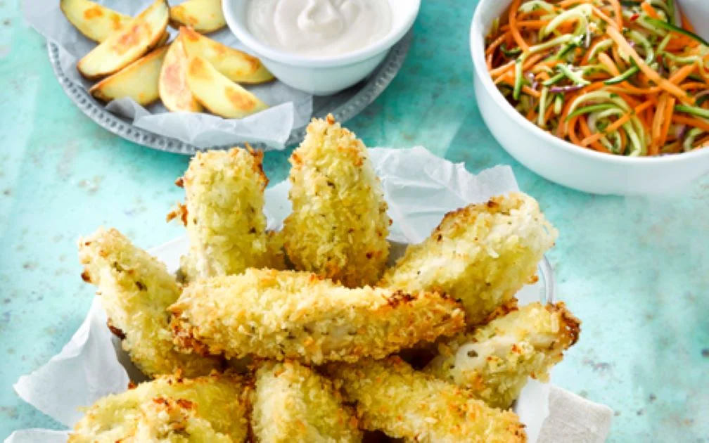Hähnchenschnitzel mit Zucchini-Karotten-Salat und Knoblauch-Aioli