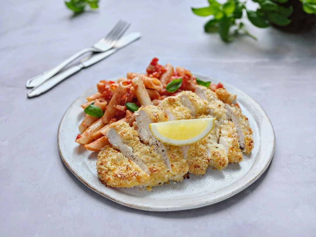 Hähnchenschnitzel mit Pasta und pikanter Tomatensauce