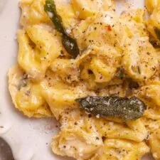 Tortellini cremosos con mantequilla tostada