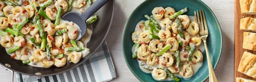 Tortellini cremosos con espárragos en salsa de champiñones y beicon