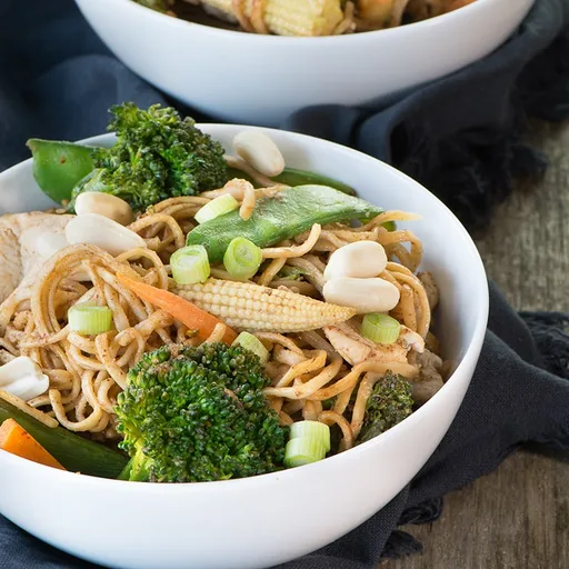 Fideos con pollo y cacahuete