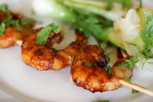 Brochetas de gambas con miel