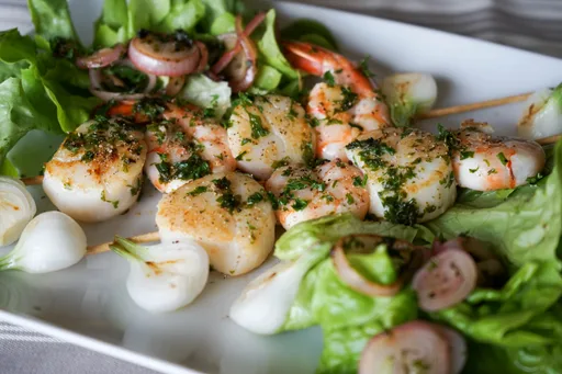 Brochetas de vieiras y gambas a la parrilla