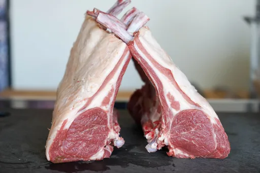 Limpiar un costillar de cordero
