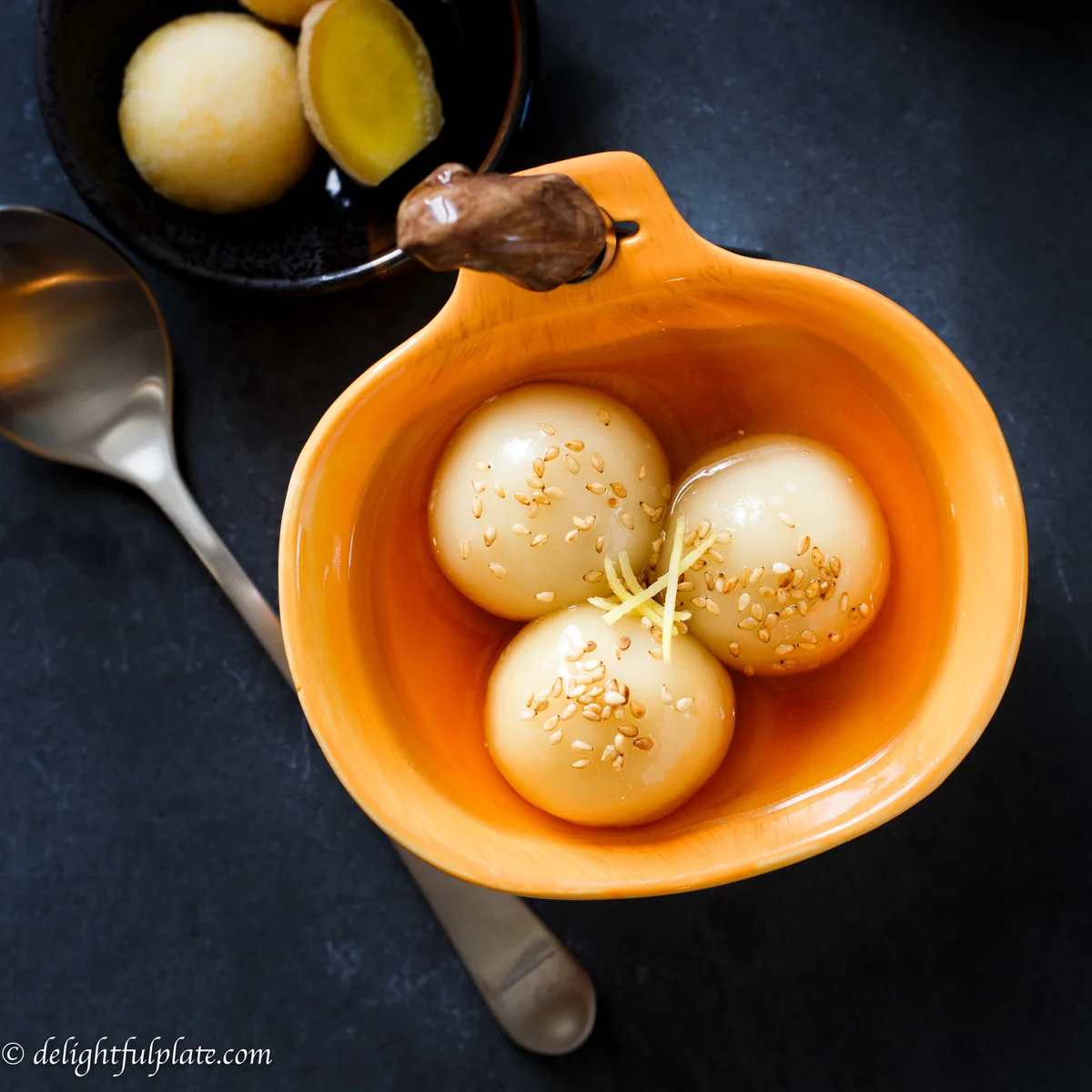 Vietnamese Glutinous Rice Balls in Ginger Syrup (Che troi nuoc)