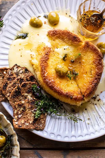 Queso Brie frito a la sartén con miel con pimienta y aceitunas