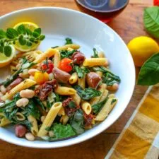 Penne con alubias blancas y verduras de hoja