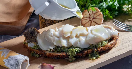 Bacalao a la brasa al estilo portugués (con tostas y pesto de ajo asado)