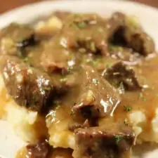Ternera con patatas a la mantequilla de ajo
