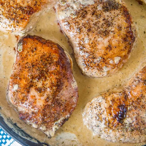 Chuletas de cerdo cremosas con aderezo ranchero
