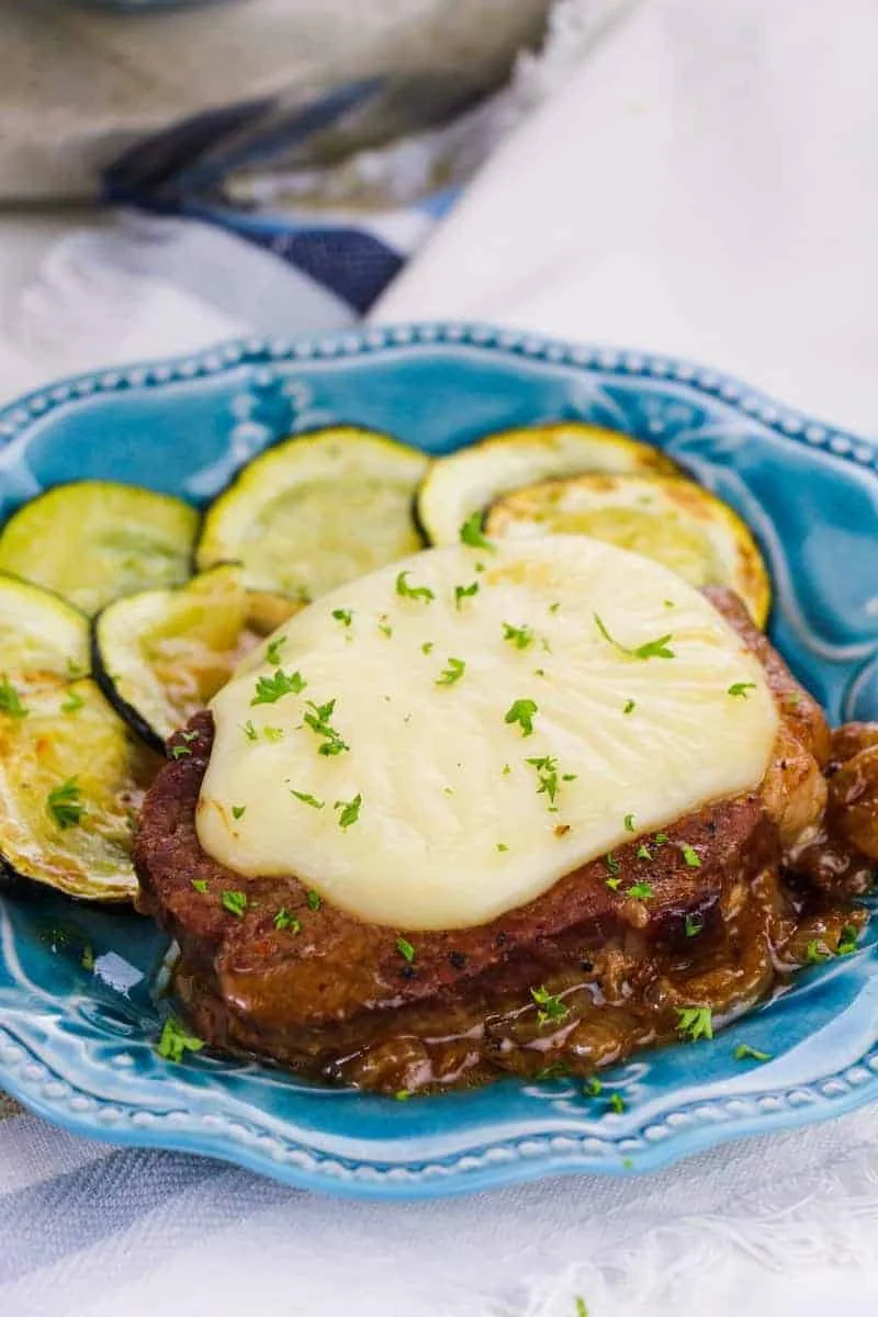 Steak nappé de sauce aux oignons