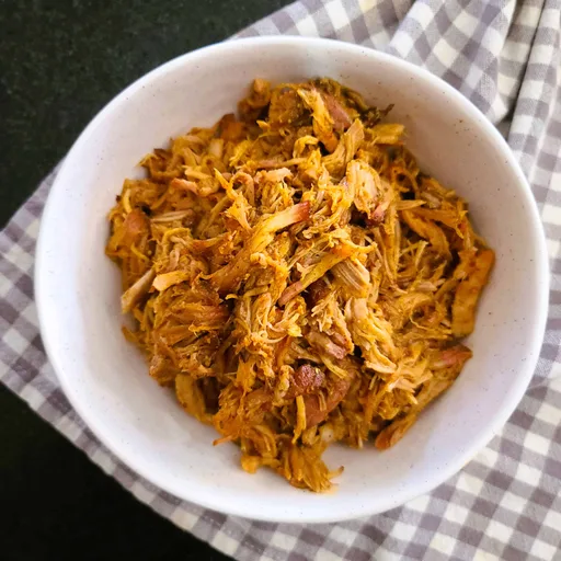 Cerdo desmigrado al horno con salsa barbacoa casera