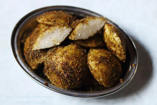 Karivepaku Podi Idli | Karuvepillai Podi Idli