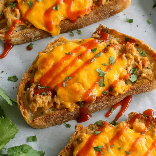 Sándwich caliente de atún con Sriracha