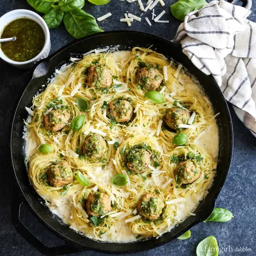 Nidos de pasta cremosa al ajo con albóndigas de pollo al pesto
