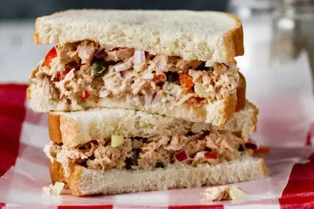 Sándwich Clásico de Ensalada de Atún