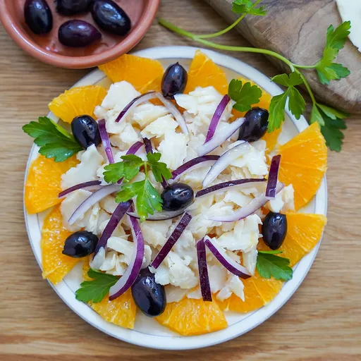 Remojón (ensalada de bacalao en salazón y naranja)