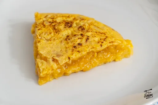Tortilla de patatas con cebolla, receta fácil