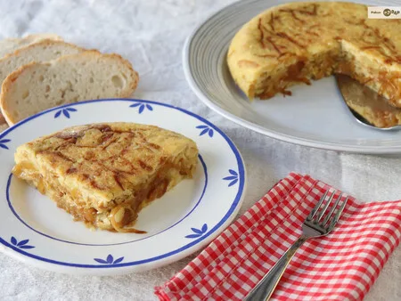 Tortilla de patatas con cebolla caramelizada