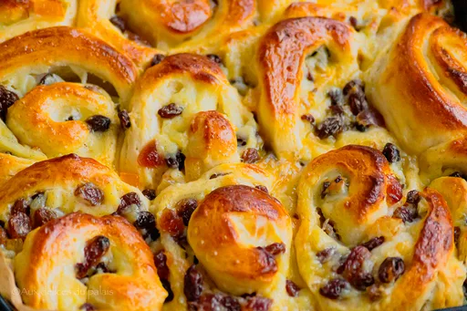 Brioche enrollada con frutas confitadas al estilo Panettone