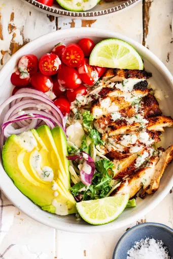 Bol saludable de pollo y aguacate (Alto en proteínas, fácil y apto para planificar comidas)