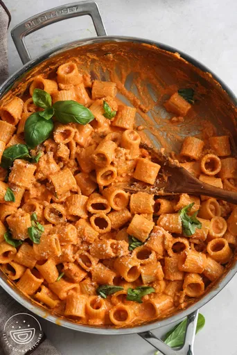 Salsa de queso cottage para pasta con pimiento rojo asado y pollo