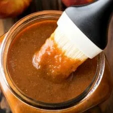 Salsa barbacoa de melocotón y bourbon