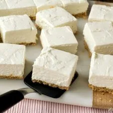 Cuadrados de Tarta de Queso con Yogur Griego Sin Horno
