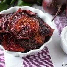 Chips de beterraba assadas no forno