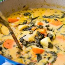 Sopa Cremosa de Patata y Col Rizada