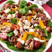 Ensalada de espinacas, melocotones asados y fresas