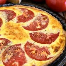 Tarta de tomate con queso Gruyère ahumado y pimienta negra