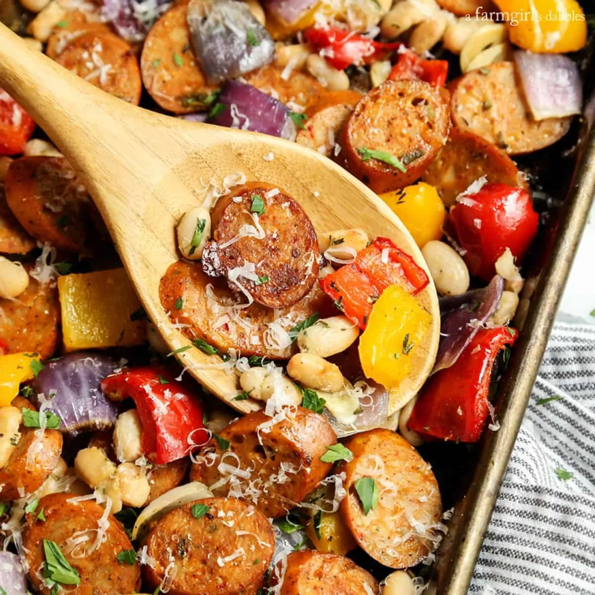 Salchicha italiana de pollo con alubias blancas y pimientos a la bandeja