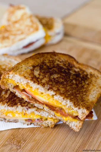 Sándwich de queso fundido con manzana, tocino y cheddar