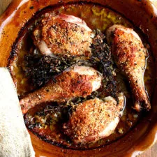 Muslos de pollo al horno con vino blanco, aceite de oliva y Parmigiano Reggiano