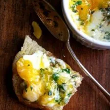 Huevos al Horno con Hierbas y Queso Gruyère