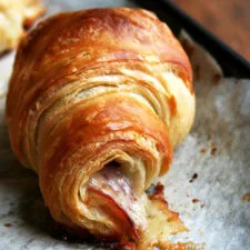 Croissants de jamón ahumado (o prosciutto) y Gruyère