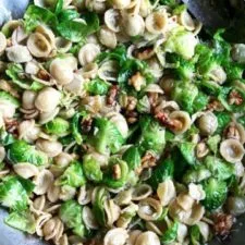 Orecchiette con Mantequilla Tostada, Coles de Bruselas y Nueces
