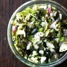 Ensalada de coliflor, brócoli y pepitas