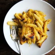 Penne al horno con salsa de calabaza butternut y salvia