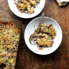 Pastel de quinoa al horno con calabaza butternut asada y cebollas