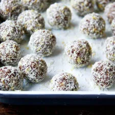 Bolitas de dátil, limón y coco