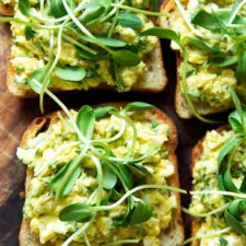 Tostadas de ensalada de huevo y aguacate en pan de masa madre