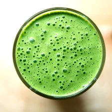 Batido Verde con Espinacas, Crema de Almendras y Dátiles