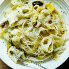 Puerros Estofados con Pappardelle y Parmesano