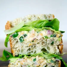 Sándwich de ensalada de "atún" vegano