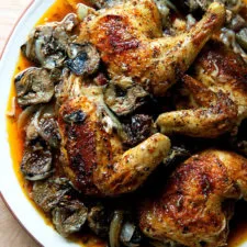 Pollo asado abierto en mariposa con dátiles y corazones de alcachofa