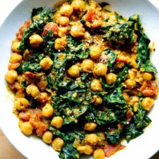 Garbanzos Picantes con Tomates y Kale