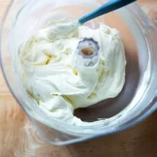Cobertura de queso crema montado (más ligera y mejor)